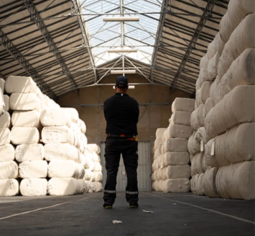 Homme dans le hangar à coton